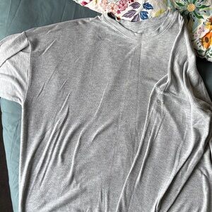 ALO Yoga Gray Long Sleeve Tee